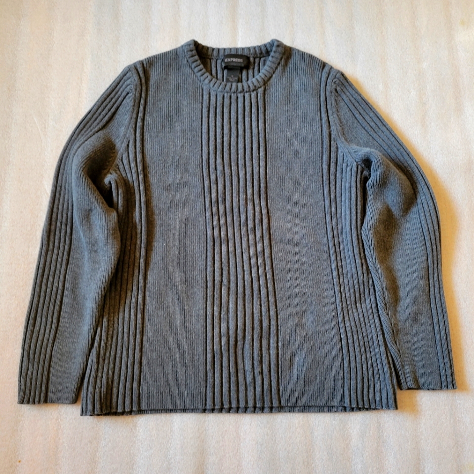Express Womens Gray Crewneck Long Sleeve Cable Knit Sweater Size Medium.